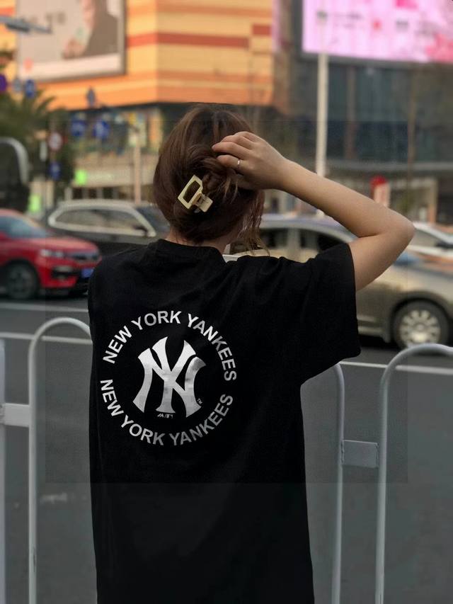 高品质 Mlb Ny洋基队联名款专柜同步圆标字母情侣款印花男女同款情侣短袖 采用260克定制精梳纯棉，三针五线做工，领口定制螺纹不变形，领口包包边条，肩膀处内里