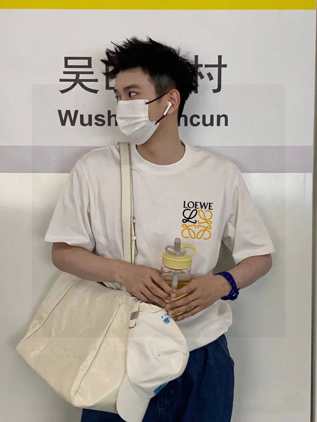 高品质 罗意威Loewe新款基础拼色Logo字母印花男女同款情侣三色短袖 采用260克定制精梳棉，三针五线做工，领口包包边条，肩膀处内里带压条，做工面料细节都无