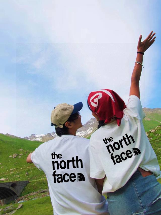高品 高克重 北面Tnf专柜同款前后字母大Logo情侣印花情侣短袖 采用260克定制精梳纯棉，领口定制螺纹不变形，三针五线做工，领口包包边条，肩膀处内里带压条，