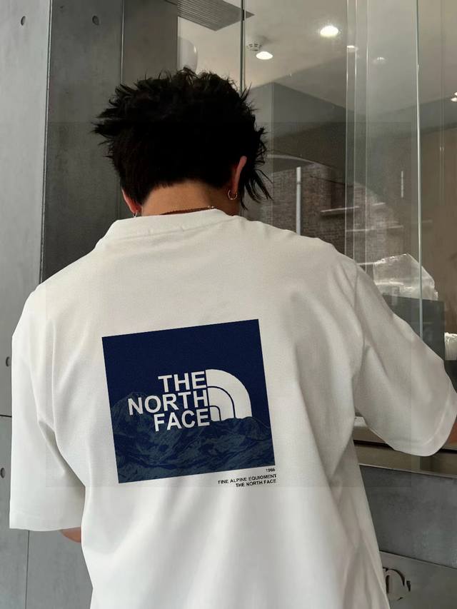 高品质 Tnf北面联名款专柜同步情侣款男女同款印花短袖 采用260克定制精梳纯棉，三针五线做工，领口定制螺纹不变形，领口包包边条，肩膀处内里带压条，做工面料细节