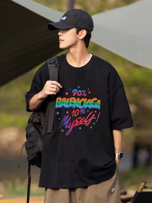 高品质 Balenciaga巴黎世家联名款彩标字母大Logo情侣三色短袖 采用260克定制精梳棉，三针五线做工，领口包包边条，肩膀处内里带压条，做工面料细节都无