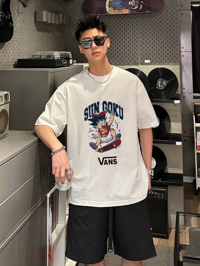高品质 Vans万斯专柜同步悟空滑板复古字母系列印花情侣短袖 采用260克定制精梳纯棉，领口定制螺纹不变形，三针五线做工，领口包包边条，肩膀处内里带压条，做工面