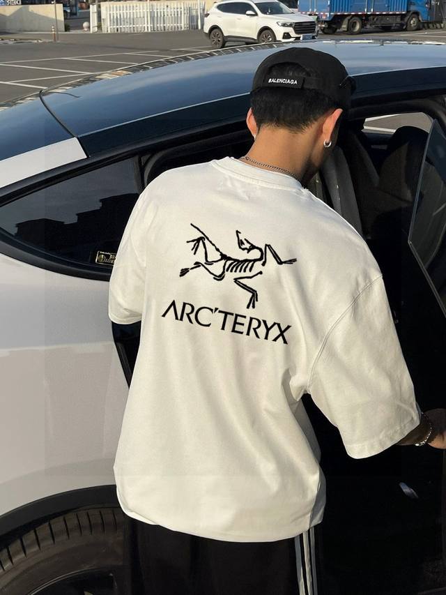 高品质 Arc'teryx始祖鸟最新款印花大Logo字母男女情侣同款短袖T恤 采用260克定制精梳纯棉，领口定制螺纹不变形，三针五线做工，领口包包边条，肩膀处内