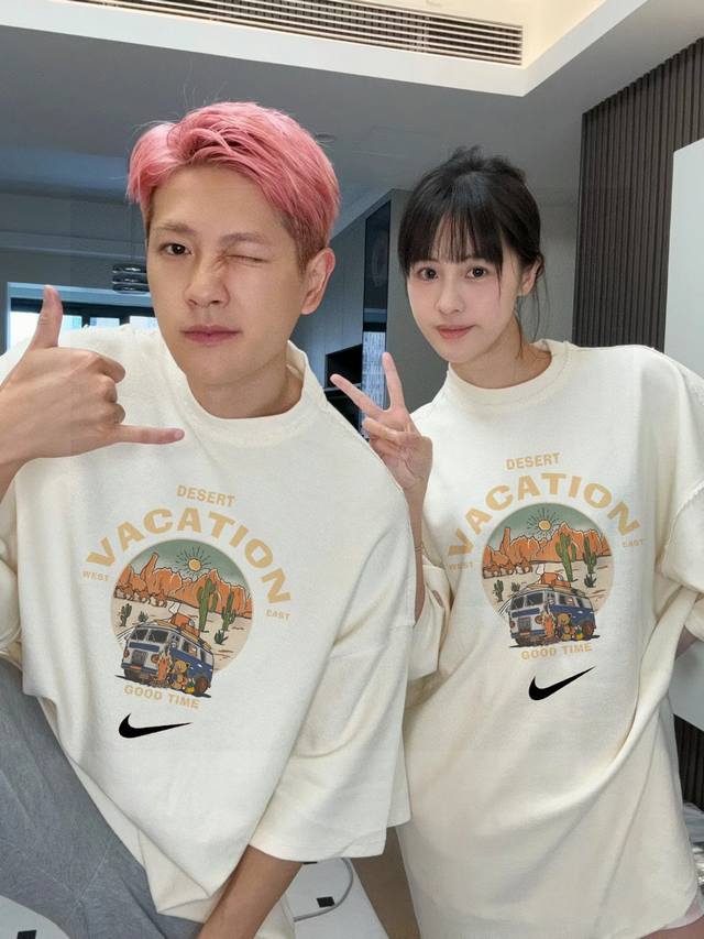 高品质 耐克Nike专柜同步风景系列男女同款情侣短袖T恤 采用260克定制精梳纯棉，领口定制螺纹不变形，三针五线做工，领口包包边条，肩膀处内里带压条，做工面料细