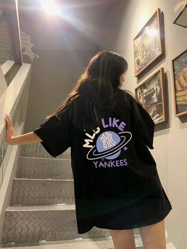 高品质 Mlb Ny洋基队专柜同步星球联名系列印花男女同款情侣短袖 采用260克定制精梳棉，三针五线做工，领口包包边条，肩膀处内里带压条，做工面料细节都无法挑剔