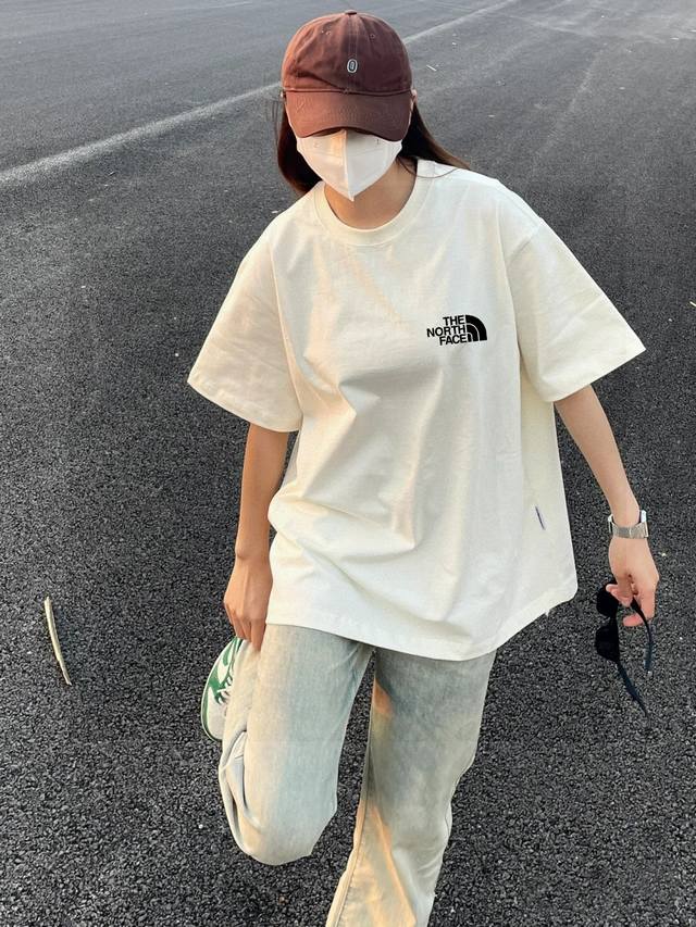 高品质 北面Tnf专柜同款山脉拼色情侣印花男女同款情侣短袖 采用260克定制精梳纯棉，三针五线做工，领口定制螺纹不变形，领口包包边条，肩膀处内里带压条，做工面料