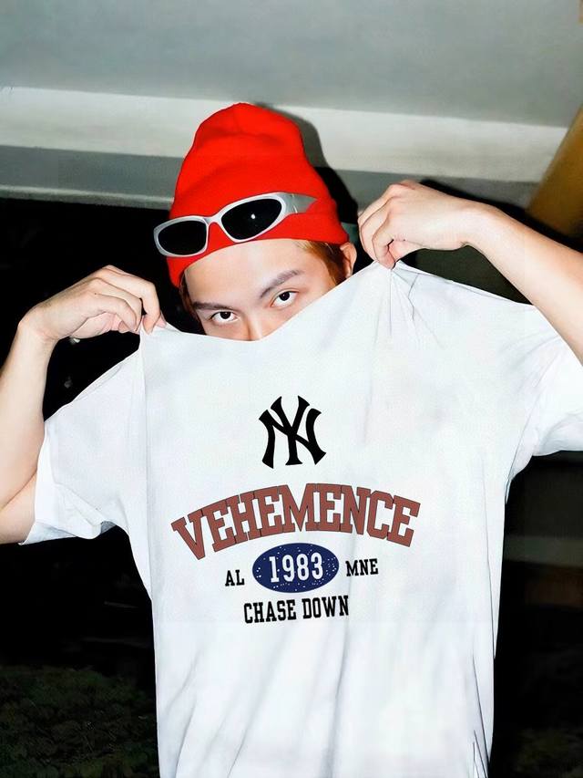 高品质 Mlb Ny洋基队专柜同步1983联名印花情侣短袖 采用260克定制精梳棉，三针五线做工，领口包包边条，肩膀处内里带压条，做工面料细节都无法挑剔，印花采