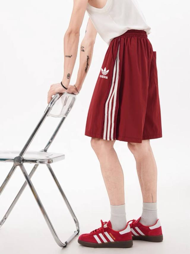 两穿阿迪达斯Adidas 拉链三条杠短裤透气百搭情侣款短裤 *采用冰丝塔丝隆D14面料带冰感！宽松版型做工非常好质量非常棒！细节拿捏的非常不错！ *版型是男女同