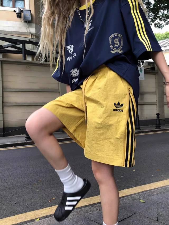 两穿阿迪达斯Adidas 拉链三杠短裤透气百搭情侣款短裤 *采用冰丝塔丝隆D14面料带冰感！宽松版型做工非常好质量非常棒！细节拿捏的非常不错！ *版型是男女同款