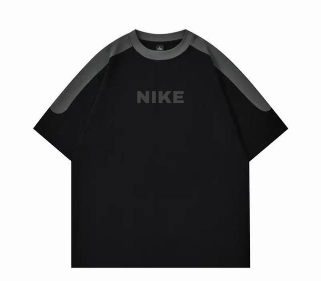新款耐克Nike 刺绣重工拼接Ins 领口螺纹针织情侣同款宽松落肩短袖T恤 面料: 280G重磅纯棉新疆长绒棉 采用特定重磅32S精棉平纹针织面料，300克重；