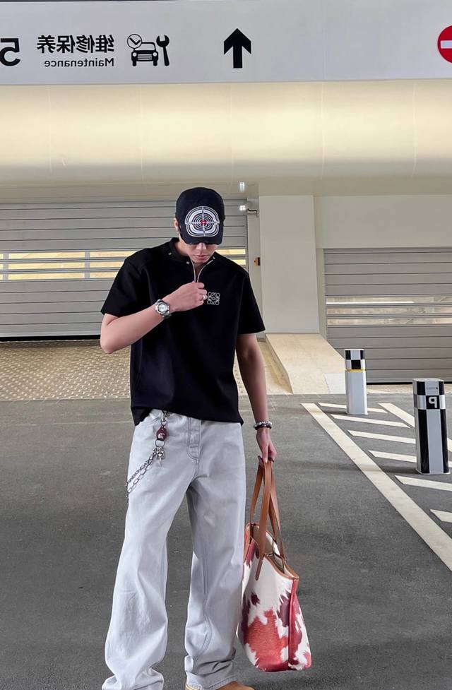 新款罗意威Loewe 半拉链立体金属扣装饰螺纹针织情侣同款宽松落肩短袖T恤 ~采用280克液氨太空棉面料 ~立体裁剪 宽松版型 男女皆可穿 ~刺绣工艺 半拉链顺