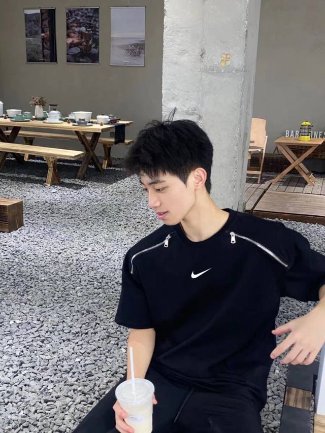 新款耐克Nike 插肩金属拉链装饰螺纹针织情侣同款宽松落肩短袖T恤 面料: 300G重磅纯棉新疆长绒棉 采用特定重磅32S精棉平纹针织面料，300克重；搭配32
