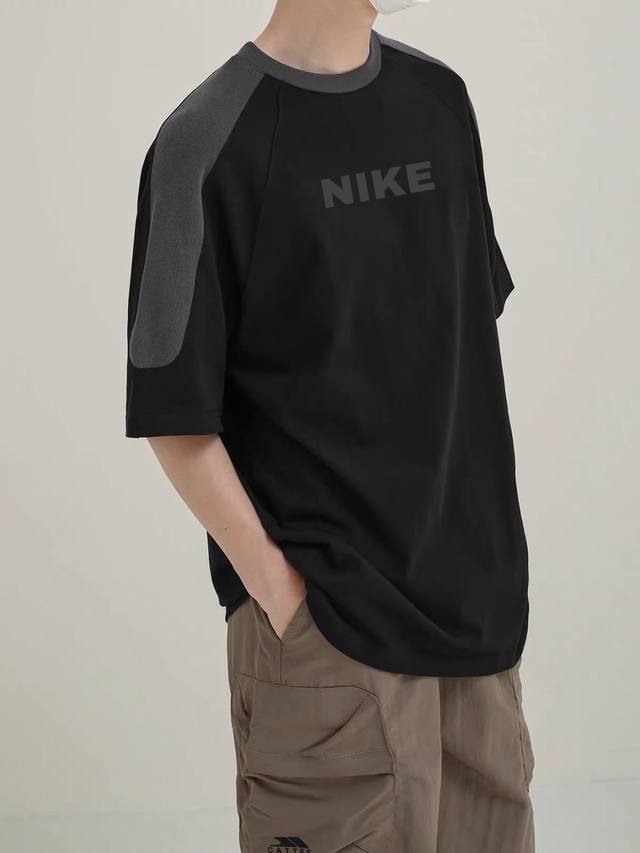 新款耐克Nike 刺绣重工拼接Ins 领口螺纹针织情侣同款宽松落肩短袖T恤 面料: 280G重磅纯棉新疆长绒棉 采用特定重磅32S精棉平纹针织面料，300克重；