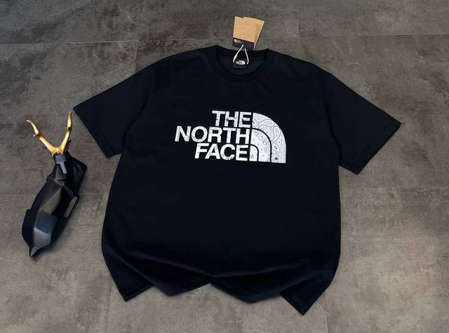 新款短袖上新：The North Face北面韩国 2025爆款情侣佩斯利花纹图案圆领短袖！ 底色干净又百搭，胸前经典的品牌标识，一侧是字母设计，另一侧是独特的