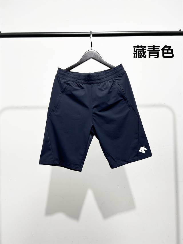夏季新款！迪桑特Descente工装款速干短裤！屁股立体裁剪！四面弹面料！腰头和口袋都做了套结加固处理，防止挣裂！口袋拉链设计，装东西不会掉，细节满满！面料采用