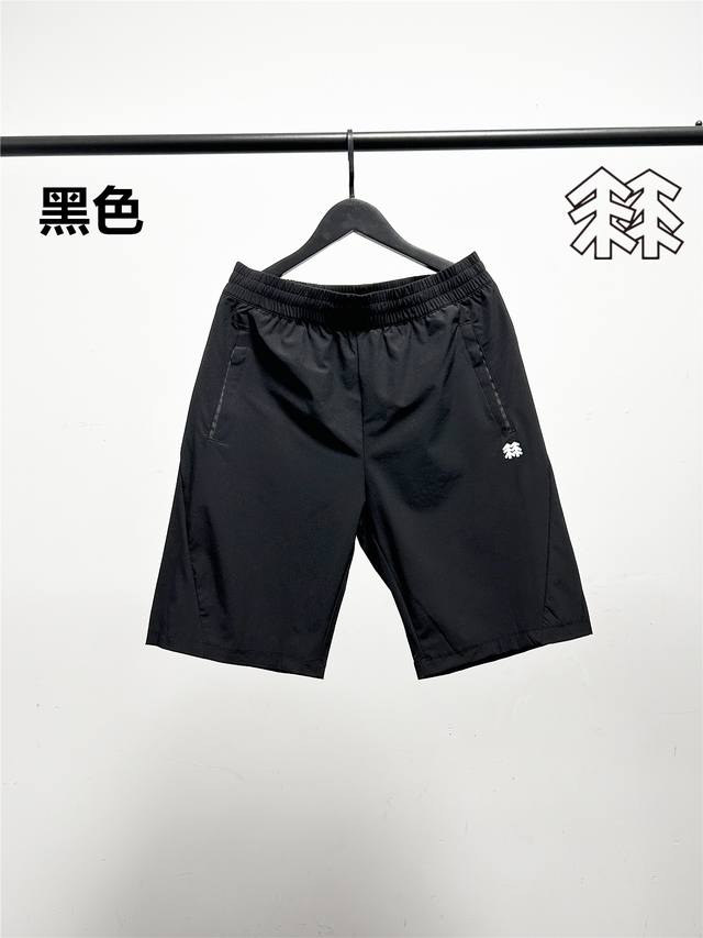 可隆Kolon Sport工装款速干短裤！屁股立体裁剪！腰头和口袋都做了套结加固处理，防止挣裂！口袋拉链设计，装东西不会掉，细节满满！面料采用速干科技面料！轻薄