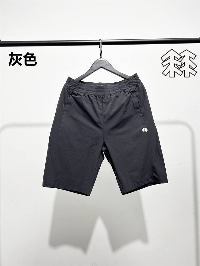 可隆Kolon Sport工装款速干短裤！屁股立体裁剪！腰头和口袋都做了套结加固处理，防止挣裂！口袋拉链设计，装东西不会掉，细节满满！面料采用速干科技面料！轻薄