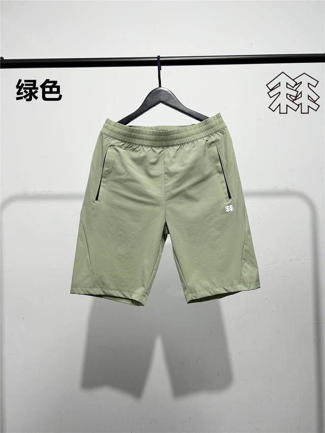 可隆Kolon Sport工装款速干短裤！屁股立体裁剪！腰头和口袋都做了套结加固处理，防止挣裂！口袋拉链设计，装东西不会掉，细节满满！面料采用速干科技面料！轻薄