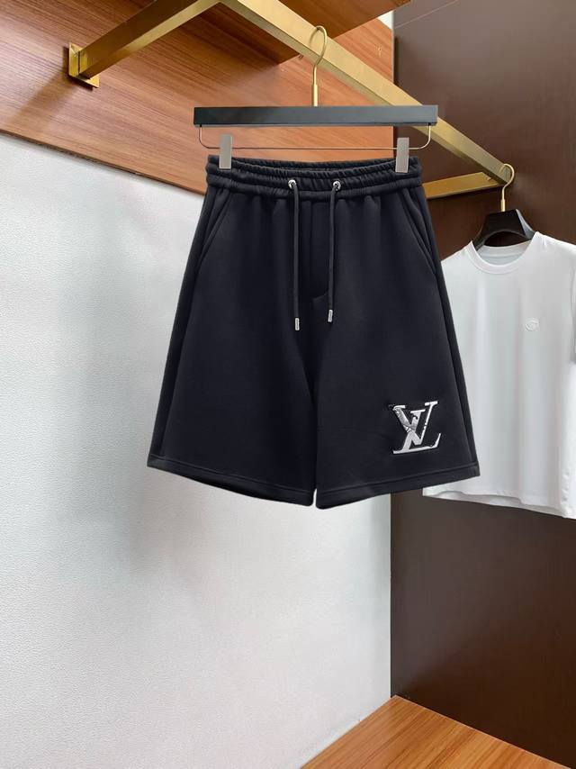 Lv 三标齐全 2025夏季新款男士休闲双面穿短裤，高级定制面料透气面料 透气弹力舒适度极高，细节无可挑剔，顶级辅料配备，原版Logo设计理念，手感细腻柔软！上