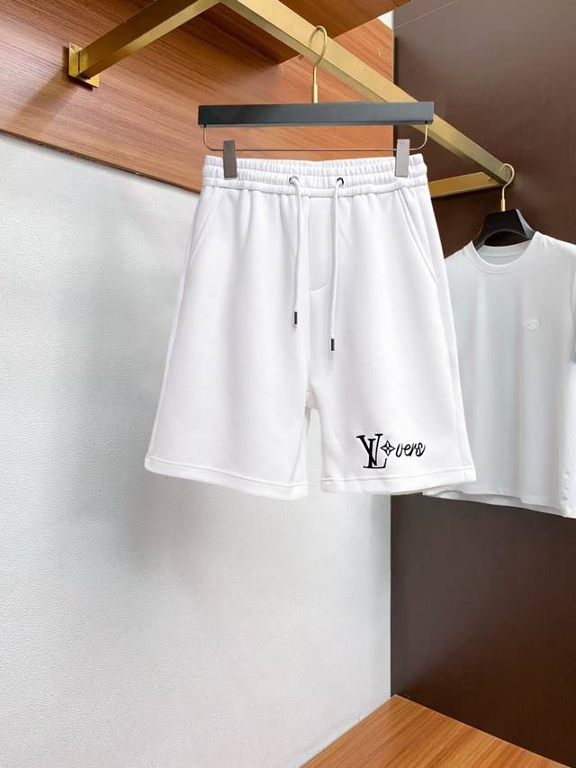 Lv 夏季 Logo针织运动休闲短裤 Os版型裁剪打造了极其浓郁的复古格调及运动气息.潮男靓女的搭配神器 客供级别锦纶混纺棉面料,精织制作而成,手感及质感的细腻
