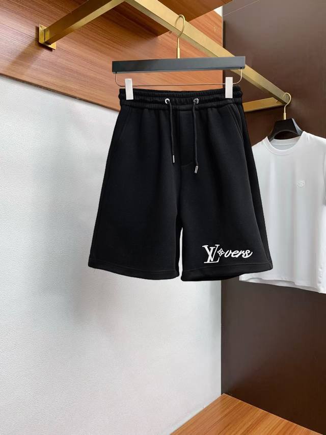 Lv 夏季 Logo针织运动休闲短裤 Os版型裁剪打造了极其浓郁的复古格调及运动气息.潮男靓女的搭配神器 客供级别锦纶混纺棉面料,精织制作而成,手感及质感的细腻