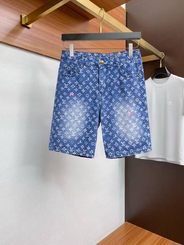 Lv 2025夏季新款男士牛仔裤短裤，重工艺高级定制面料透气面料 透气弹力舒适度极高，细节无可挑剔，顶级辅料配备，原版Logo设计理念，手感细腻柔软！上身版型超