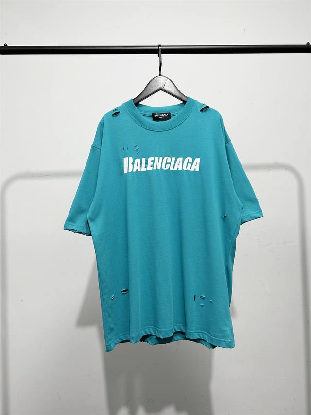 高版本，质量很好！巴黎世家 Balenciaga男女同款破洞款龟裂纹字母印花短袖T恤！此款尺码偏大，最小Xs穿到 斤左右！最大穿到220多斤！巴黎可乐刺绣款短袖