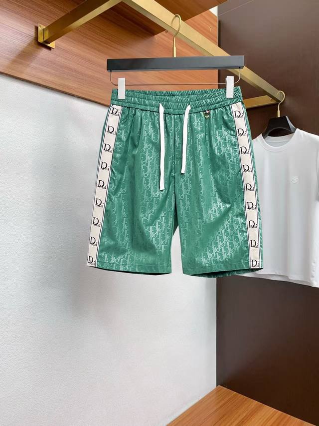 迪奥 夏季 Logo针织运动休闲短裤 Os版型裁剪打造了极其浓郁的复古格调及运动气息.潮男靓女的搭配神器 客供级别锦纶混纺棉面料,精织制作而成,手感及质感的细腻