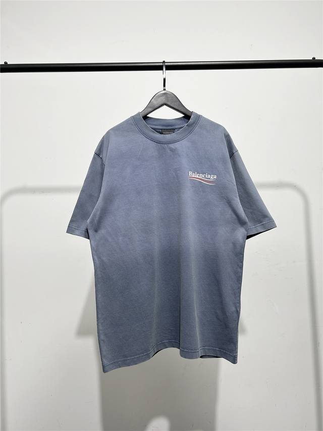 高版本，质量很好！原版包装，2025年新款巴黎世家 Balenciaga男女同款波浪可乐短袖T恤！紫红色原版龟裂纹海浪印花！ 此款尺码偏大，最小Xs穿到145斤