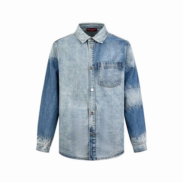 Gucci 水洗压纹牛仔衬衫 定制幻韵浅蓝石磨水洗棉质丹宁绸 质感十足 舒适贴肤 以浅蓝色与蓝色漂白色调交织 如同时光的笔触 精致的Gucci压纹标识点缀于胸前