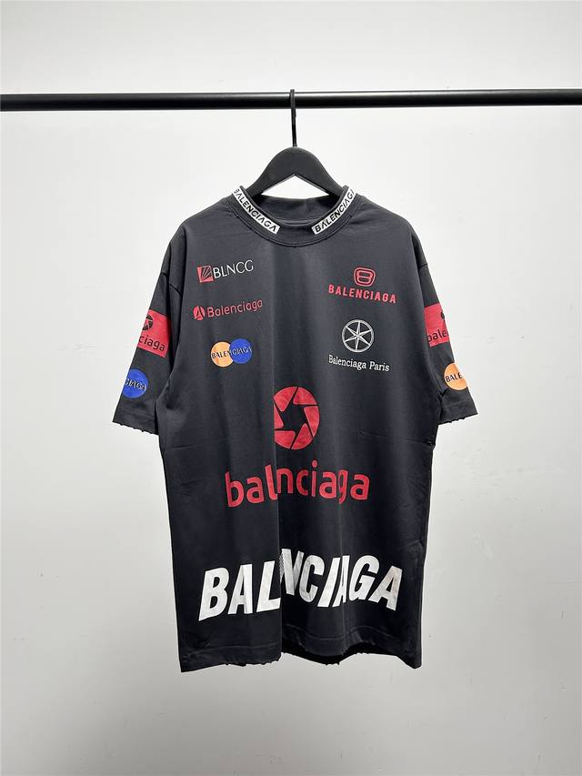 高版本，质量很好！巴黎世家 Balenciaga男女同款赛车徽章彩色满印短袖T恤！此款尺码偏大，最小Xs穿到 斤左右！最大穿到200多斤！ 巴黎世家赛车服短袖T