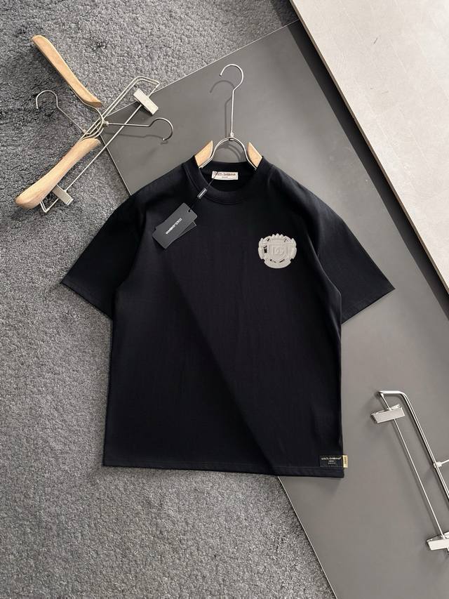 Dolce&Gabbana 专柜同款圆领短袖T恤 定制棉质面料 ！采用品牌Dg Logo标志皮牌设计！ 立体感强！使整体高透气和柔软性的质感更加凸显，饱满的棉质