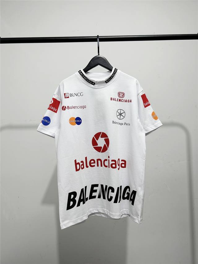 高版本，质量很好！巴黎世家 Balenciaga男女同款赛车徽章彩色满印短袖T恤！此款尺码偏大，最小Xs穿到 斤左右！最大穿到200多斤！ 巴黎世家赛车服短袖T