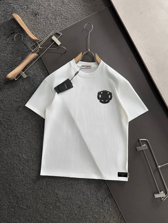 Dolce&Gabbana 专柜同款圆领短袖T恤 定制棉质面料 ！采用品牌Dg Logo标志皮牌设计！ 立体感强！使整体高透气和柔软性的质感更加凸显，饱满的棉质