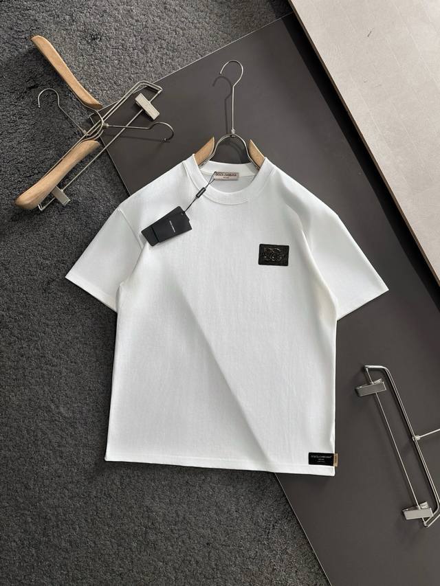 Dolce&Gabbana 专柜同款圆领短袖T恤 定制棉质面料 ！采用品牌Dg Logo标志皮牌设计！ 立体感强！使整体高透气和柔软性的质感更加凸显，饱满的棉质
