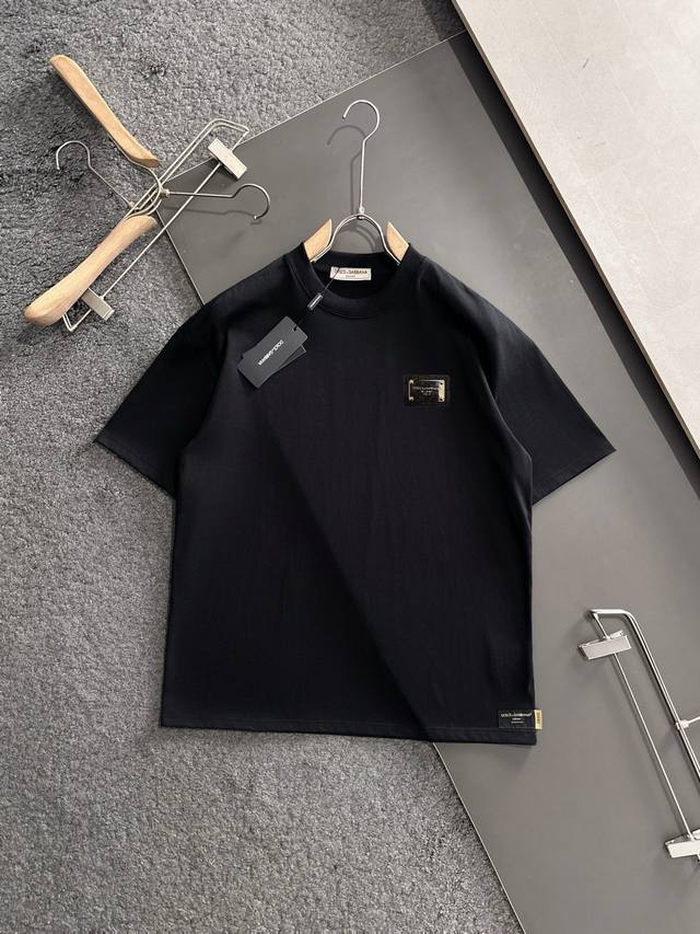 Dolce&Gabbana 专柜同款圆领短袖T恤 定制棉质面料 ！采用品牌Dg Logo标志皮牌设计！ 立体感强！使整体高透气和柔软性的质感更加凸显，饱满的棉质