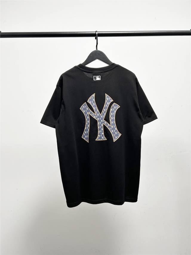 Mlb柜子新款胸前刺绣后背满印大Logo短袖T恤！三标齐全，三联吊卡，原厂包装！通肩压条保证舒适性！高端品质2025Mlb Ny 后背满印大Logo 情侣圆领短