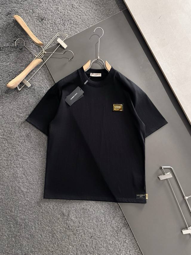 Dolce&Gabbana 专柜同款圆领短袖T恤 定制棉质面料 ！采用品牌Dg Logo标志皮牌设计！ 立体感强！使整体高透气和柔软性的质感更加凸显，饱满的棉质