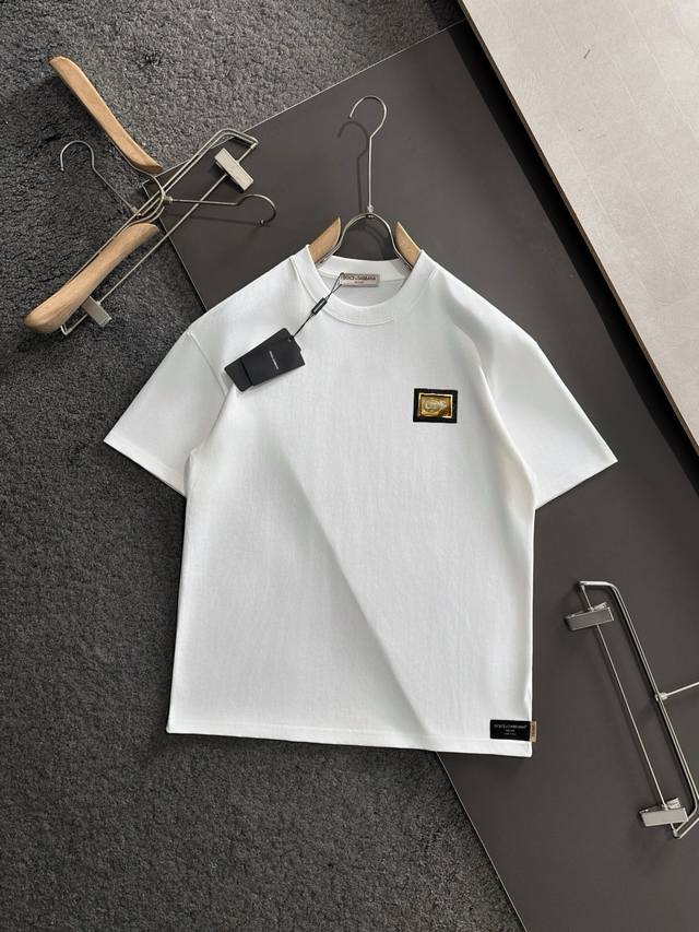 Dolce&Gabbana 专柜同款圆领短袖T恤 定制棉质面料 ！采用品牌Dg Logo标志皮牌设计！ 立体感强！使整体高透气和柔软性的质感更加凸显，饱满的棉质