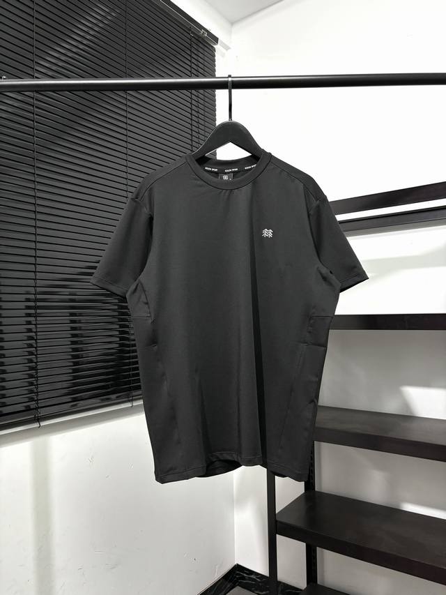高版本，质量很好！高弹力运动速干系列！可隆Kolon Sport夏款短袖打底衫，短袖T恤！ 胸前硅胶小标，全身3D立体裁剪工艺！ 25年迪桑特训练服薄款打底衫代