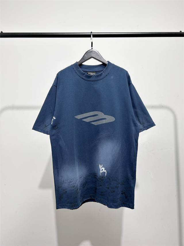 高版本，质量很好！巴黎世家 Balenciaga喷漆涂鸦款，脏染印花短袖T恤！此款尺码偏大，最小Xs穿到 斤左右！最大穿到200斤！ 领口微破洞工艺！巴黎世家B