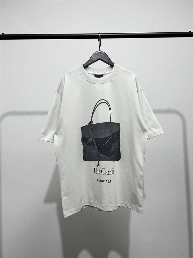 高版本，质量很好！巴黎世家 Balenciaga包包图案数码直喷印花短袖T恤！此款尺码偏大，最小Xs穿到145斤左右！最大穿到200多斤！ 巴黎世家Balenc