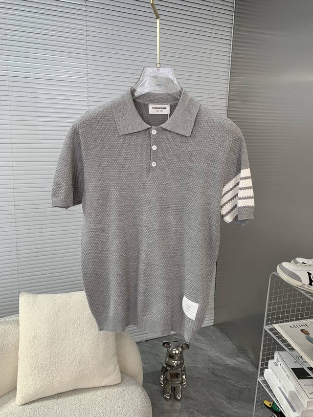 Thom Browne 汤姆布朗 四杠针织Polo衫 升级，灵感源自八十年代复古 原版面料 官方同款 Polo衫 定制 网纱毛衣针织面料 手感非常舒服 春夏最新