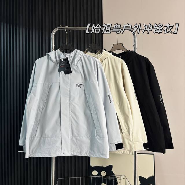 始祖鸟三防户外冲锋衣夹克外套采用高品质原单面料，防水防风设计个性立体工装口袋设计，户外休闲运动更佳实用，造型前卫帅气，店主自留款。 美式中性百搭款，男生女生都可