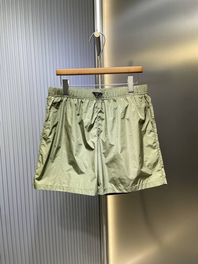 Prada 顶级原单 三角标尼龙短裤 工艺说明：定制再生幻纶尼龙织物 清爽透气 舒适贴肤 以深邃的黑为主色调 纯粹而深邃 标志性Ada三角标镶嵌于腰头 采用进口