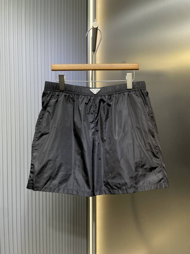 Prada 顶级原单 三角标尼龙短裤 工艺说明：定制再生幻纶尼龙织物 清爽透气 舒适贴肤 以深邃的黑为主色调 纯粹而深邃 标志性Ada三角标镶嵌于腰头 采用进口