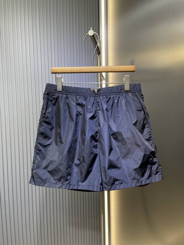 Prada 顶级原单 三角标尼龙短裤 工艺说明：定制再生幻纶尼龙织物 清爽透气 舒适贴肤 以深邃的黑为主色调 纯粹而深邃 标志性Ada三角标镶嵌于腰头 采用进口