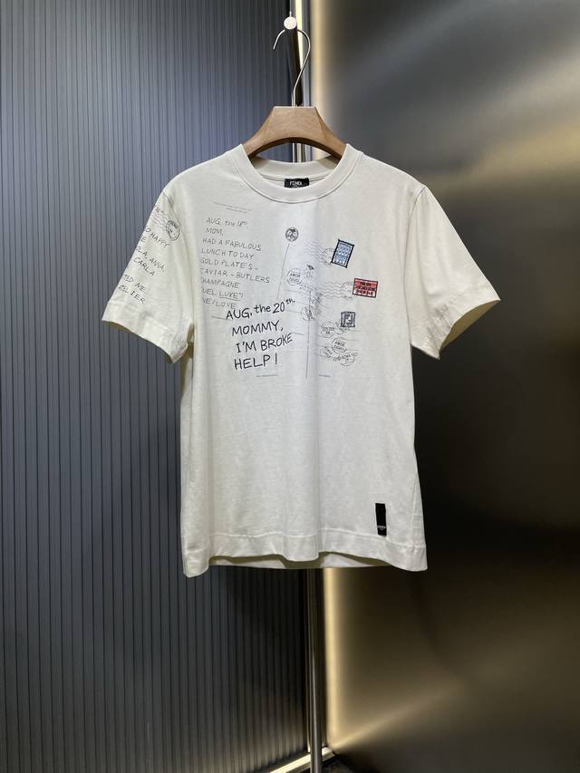 Fendi 顶级原单 邮票印章短袖 工艺说明：采用定制棉质面料匠心制作，质感卓越舒适柔软，亲肤透气，通体饰以邮票印章印花做装饰，印花是渗透料子里面的，融为一体了