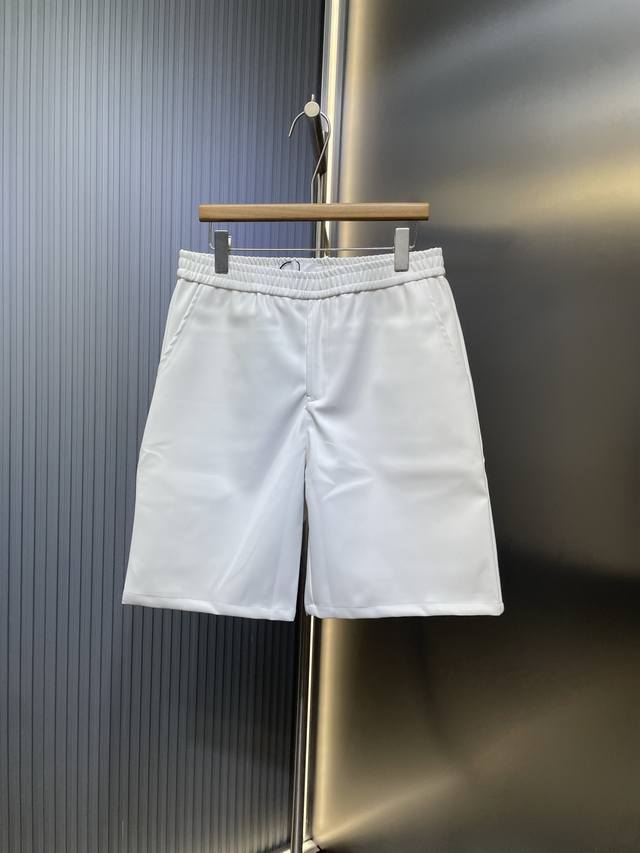 Prada 顶级原单 双面羊皮口袋短裤 面料：采用0.5*2复合双面小羊皮，面料原版定染杏灰色，面料定制交叉压纹。1000米起定款式，成衣效果呈现出高级风。 辅