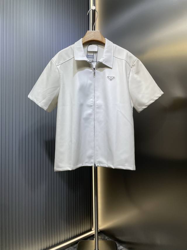 Prada 顶级原单 双面小羊皮拉链衬衫 面料：采用0.5*2复合双面小羊皮，面料原版定染杏灰色，面料定制交叉压纹。1000米起定款式，成衣效果呈现出高级风。